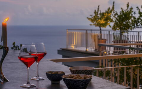 Villa Ponti 6: Mobilia, Tavola, Bicchieri, Tavolo, Vino, Sedia, Bottiglia, Stemware
