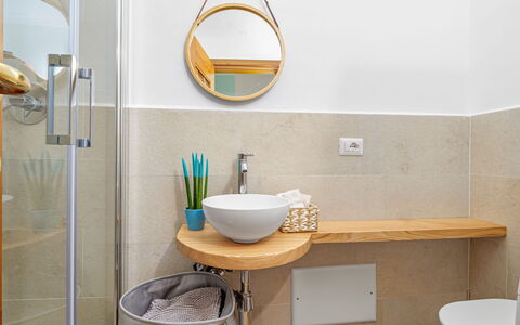 Villa la Marina 5+1: Pavimentazione, Interior Design, Pavimento, Idraulico Fixture, Bagno, Rubinetto, Specchio, Casa, Idraulico, Camera