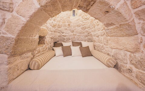 Trulli Biancapetra 8+2: Parete, Camera Da Letto, Interior Design, Mobilia, Letto, Pavimento, Illuminazione, Cuscino, Pavimentazione, Camera