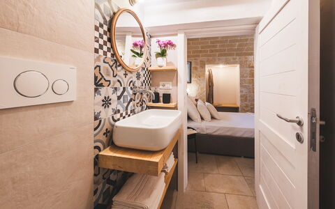 Trulli Biancapetra 8+2: Interior Design, Pavimentazione, Pavimento, Camera, Idraulico Fixture, Casa, Idraulico, Gabinetto, Lavello, Lavandino Del Bagno