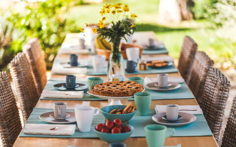 Trulli Biancapetra 8+2: Tavola, Mobilia, Tavolo, Serveware, Bicchieri, Dishware, Cibo, Piatto, Tovaglia, Servizio Di Stoviglie