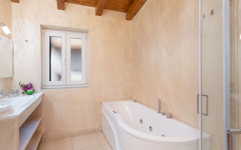 Villa Vittorio 6+2: Idraulico Fixture, Bagno, Pavimentazione, Vasca Da Bagno, Pavimento, Interior Design, Idraulico, Rubinetto, Casa, Camera