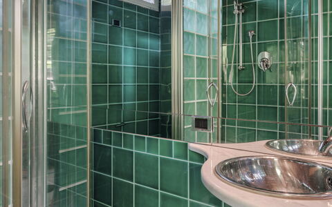 Villa Liberty Albisola 6+2: Idraulico Fixture, Bagno, Rubinetto, Lavandino Del Bagno, Idraulico, Interior Design, Pavimentazione, Lavello, Piastrella, Bicchiere