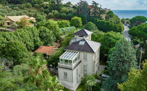 Villa Liberty Albisola 6+2: Albero, Costruzione, Zona Residenziale, Vegetazione, Casa, Casa, Paesaggio, Estate, Villetta, Sobborgo