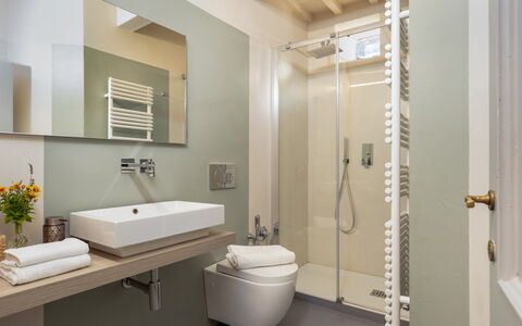 Villa la Rassinata 8: Bagno, Interior Design, Idraulico Fixture, Pavimentazione, Pavimento, Lavandino Del Bagno, Lavello, Rubinetto, Gabinetto, Soffitto