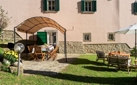Villa la Rassinata 8: Mobilia, Mobili Da Esterno, Shade, Sedia, Tavolo Esterno, Giardino, Backyard, Cortile, Ombrello, Terrazza