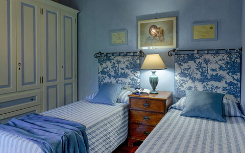 La Mandolata 12: Mobilia, Letto, Blu, Bedding, Camera Da Letto, Interior Design, Lenzuolo, Parete, Legna, Camera