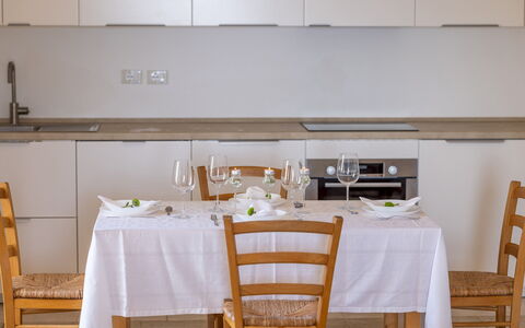 Villa Floria 4: Mobilia, Interior Design, Pavimentazione, Controsoffitto, Cucina, Legna, Cabinetry, Pavimento, Elettrodomestico Da Cucina, Illuminazione