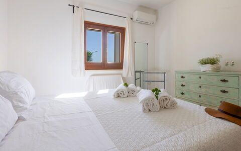 Villa Floria 4: Interior Design, Mobilia, Legna, Pavimento, Pavimentazione, Soffitto, Letto, Camera Da Letto, Appartamento, Camera