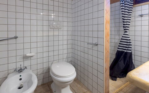Villa Floria 4: Toilet Seat, Bagno, Gabinetto, Idraulico Fixture, Parete, Pavimentazione, Pavimento, Idraulico, Interior Design, Piastrella