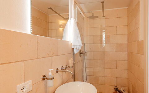 Villa Belkis 6: Parete, Interior Design, Lavandino Del Bagno, Pavimentazione, Idraulico Fixture, Bagno, Legna, Pavimento, Rubinetto, Illuminazione