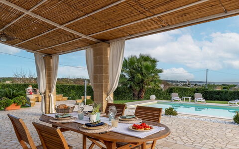 Villa Serena 4: Mobilia, Sedia, Vaso Di Fiori, Ricorrere, Shade, Mobili Da Esterno, Eco Hotel, Giardino, Pianta Della Casa, Struttura Esterna