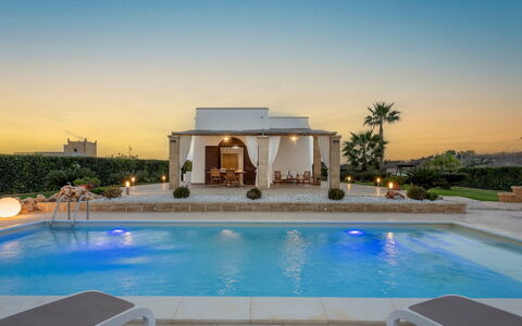 Villa Serena 4: Piscina, Ricorrere, Vaso Di Fiori, Estate, Eco Hotel, Hacienda, Villa, Struttura Esterna, Landscaping, Shade