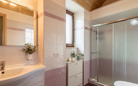 Villa Serena 4: Idraulico Fixture, Interior Design, Pavimentazione, Bagno, Pavimento, Lavandino Del Bagno, Lavello, Rubinetto, Idraulico, Camera