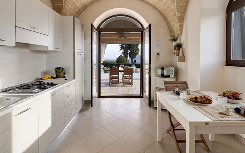 Villa Serena 4: Mobilia, Interior Design, Pavimentazione, Cucina, Cucina & Sala Da Pranzo Tavolo, Pavimento, Tavolo, Controsoffitto, Elettrodomestico Da Cucina, Casa