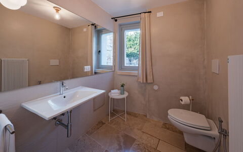 Opuntia Trulli e Lamie 10: Idraulico Fixture, Parete, Pavimentazione, Bagno, Pavimento, Interior Design, Lavello, Rubinetto, Lavandino Del Bagno, Idraulico