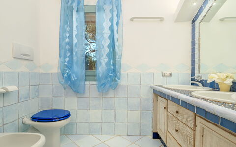 Villa Typha 10: Blu, Pavimentazione, Interior Design, Pavimento, Idraulico Fixture, Bagno, Piastrella, Camera, Rubinetto, Lavandino Del Bagno