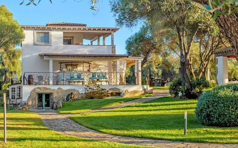 Villa Typha 10: Albero, Casa, Architettura, Casa, Zona Residenziale, Estate, Arbusto, Dimora, Portico, Giardino