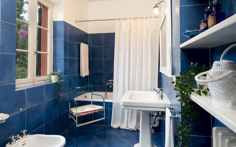 Casa del Duca 10: Blu, Bagno, Idraulico Fixture, Interior Design, Lavello, Pavimentazione, Lavandino Del Bagno, Rubinetto, Gabinetto, Pavimento