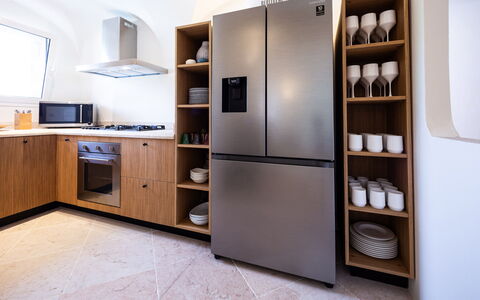 Villa Anga 10+1: Elettrodomestico Da Cucina, Interior Design, Cucina, Apparecchio Major, Mobilia, Legna, Pavimentazione, Cabinetry, Controsoffitto, Elettrodomestico