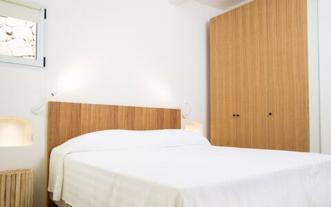 Villa Anga 10+1: Parete, Camera Da Letto, Legna, Interior Design, Letto, Mobilia, Pavimentazione, Pavimento, Bedding, Lenzuolo