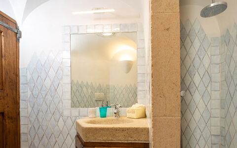 Villa Anga 10+1: Parete, Soffitto, Interior Design, Pavimentazione, Pavimento, Lampada, Piastrella, Idraulico Fixture, Idraulico, Bagno