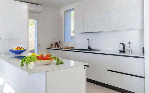 Villa Gioia 8: Cucina, Controsoffitto, Interior Design, Pavimentazione, Lavello, Mobilia, Legna, Idraulico Fixture, Cabinetry, Casa