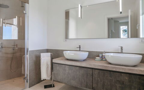 Villa Gioia 8: Bagno, Interior Design, Lavandino Del Bagno, Idraulico Fixture, Pavimentazione, Lavello, Parete, Specchio, Controsoffitto, Pavimento