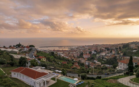 Villa Gioia 8: Zona Residenziale, Tetto, Cittadina, Orizzonte, Casa, Paesaggio, Casa, Insediamento Umano, Sobborgo, Mare