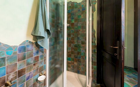 Villa Isotta 8+4: Blu, Parete, Pavimentazione, Interior Design, Pavimento, Idraulico Fixture, Bagno, Piastrella, Idraulico, Materiale Composito