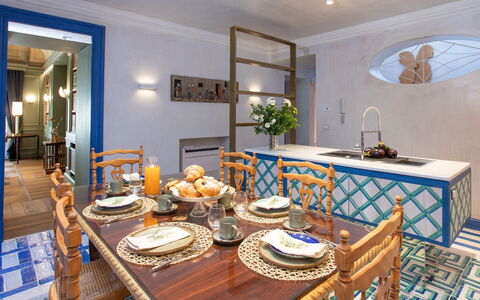 Belvedere Guastella a 8: Blu, Mobilia, Interior Design, Pavimentazione, Pavimento, Soffitto, Illuminazione, Camera, Sala Da Pranzo, Tavolo