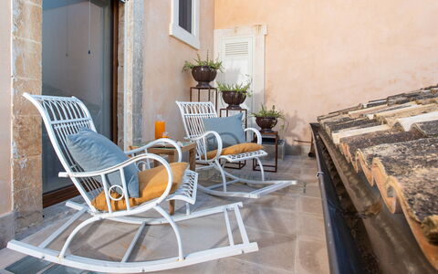 Belvedere Guastella a 8: Mobilia, Sedia, Mobili Da Esterno, Pavimentazione, Interior Design, Pavimento, Pianta Della Casa, Soggiorno, Vaso Di Fiori, Bracciolo