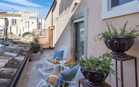 Belvedere Guastella a 8: Parete, Vaso Di Fiori, Pianta Della Casa, Sedia, Cortile, Balcone, Tavolino Da Caffè, Mobili Da Esterno