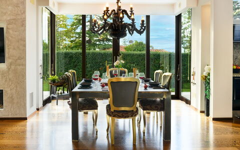Villa Vae Victis 6: Mobilia, Interior Design, Legna, Tavolo, Sedia, Pavimentazione, Illuminazione, Sala Da Pranzo, Soffitto, Pavimento