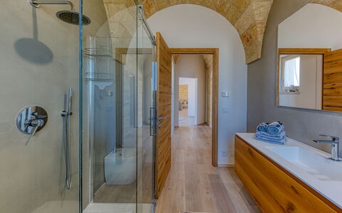 Villa Porta Azzurra 6+2: Pavimentazione, Pavimento, Idraulico Fixture, Soffitto, Piastrella, Rubinetto, Idraulico, Color Legno, Latifoglie, Bagno