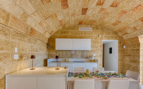 Villa Porta Azzurra 6+2: Interior Design, Soffitto, Pavimentazione, Pavimento, Brick, Cucina, Materiali Naturali, Muro ​​Di Pietra, Piastrella, Lampada