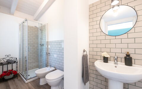 Dimora Campo delle Mura 4+2: Pavimentazione, Bagno, Idraulico Fixture, Pavimento, Interior Design, Idraulico, Rubinetto, Lavandino Del Bagno, Piastrella, Lavello