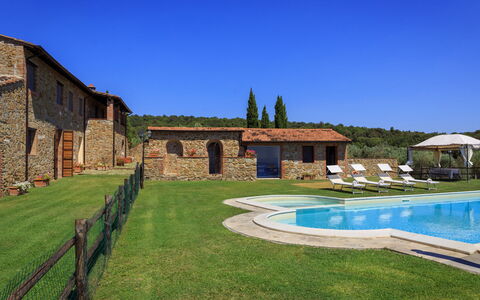 Villa Stroncoli 14: Piscina, Agriturismo