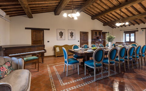 Villa le Tornaie 14: Mobilia, Interior Design, Pavimentazione, Tavolo, Legna, Soffitto, Pavimento, Sedia, Camera, Sala Da Pranzo