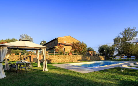 Villa le Tornaie 14: Piscina, Estate, Backyard, Mobili Da Esterno, Hacienda, Ricorrere, Giardino, Cortile, Villa, Agriturismo