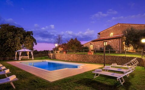 Villa le Tornaie 14: Piscina, Estate, Hacienda, Villa, Agriturismo, Backyard, Crepuscolo, Cortile, Sera, Notte