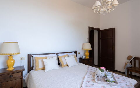 Villa ai Venti 8: Letto, Mobilia, Interior Design, Camera Da Letto, Lenzuolo, Bedding, Legna, Pavimento, Camera, Pavimentazione