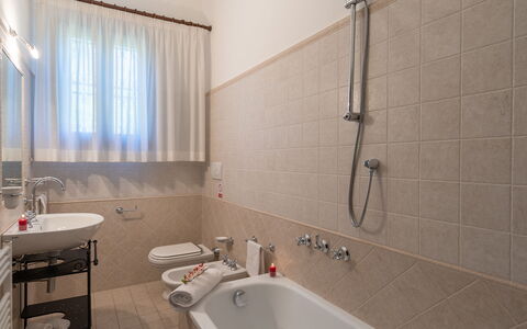 Villa ai Venti 8: Bagno, Idraulico Fixture, Pavimentazione, Interior Design, Lavandino Del Bagno, Lavello, Pavimento, Rubinetto, Idraulico, Gabinetto