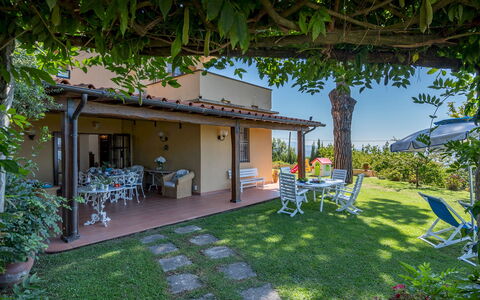 Villa ai Venti 8: Giardino, Mobilia, Backyard, Sedia, Mobili Da Esterno, Shade, Cortile, Ricorrere, Eco Hotel, Prato