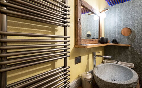 Chalet Walser 4+2: Idraulico Fixture, Interior Design, Rubinetto, Lavello, Idraulico, Pavimentazione, Bagno, Pavimento, Lavandino Del Bagno, Soffitto