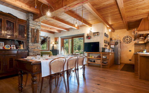 Chalet Walser 4+2: Mobilia, Interior Design, Pavimentazione, Legna, Pavimento, Sedia, Soffitto, Sala Da Pranzo, Lampada, Tavolo