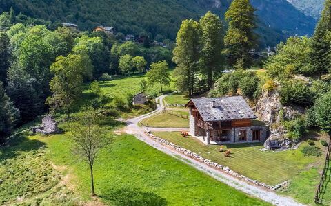 Chalet Walser 4+2: Geografia Montane, Albero, Erba, Casa, Paesaggio Naturale, Montagna, Catena Montuosa, Collina, Area Rurale