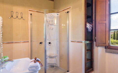 Casale la Splendida 10: Idraulico Fixture, Bagno, Pavimentazione, Interior Design, Pavimento, Rubinetto, Idraulico, Lavello, Lavandino Del Bagno, Camera