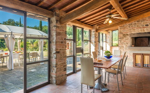 Casale la Splendida 10: Mobilia, Legna, Tavolo, Cucina & Sala Da Pranzo Tavolo, Interior Design, Sedia, Soffitto, Pavimentazione, Sala Da Pranzo, Porta