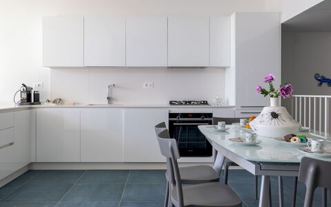 Villa Ristola 6: Cucina, Controsoffitto, Mobilia, Elettrodomestico Da Cucina, Interior Design, Pavimentazione, Cabinetry, Apparecchio Major, Casa, Pavimento